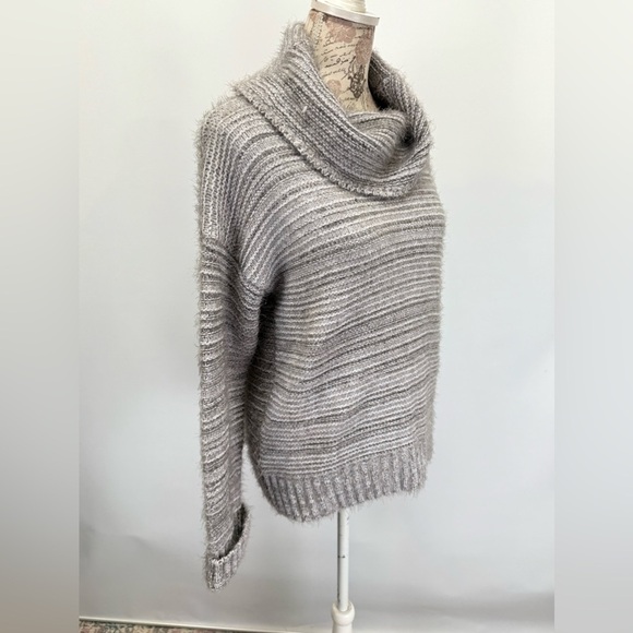 OLIVE & OAK Gray and white fuzzy cowl neck sweater size L - Picture 7 of 13